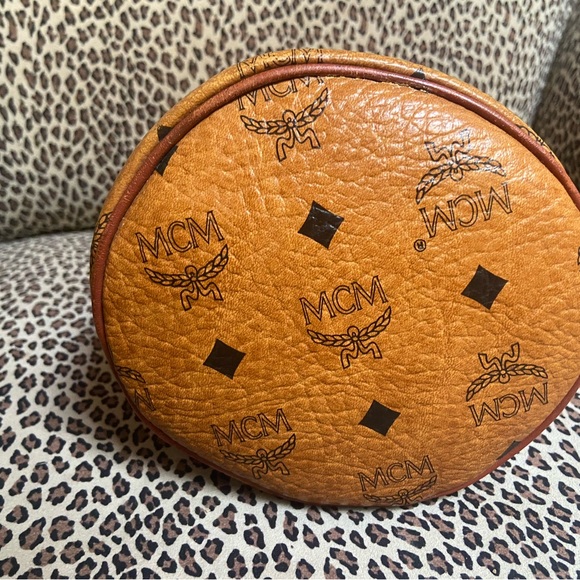 AUTHENTIC MCM VISETOS SMALL BUCKET BAG- Good used condition-versatile/adorable - Picture 4 of 14